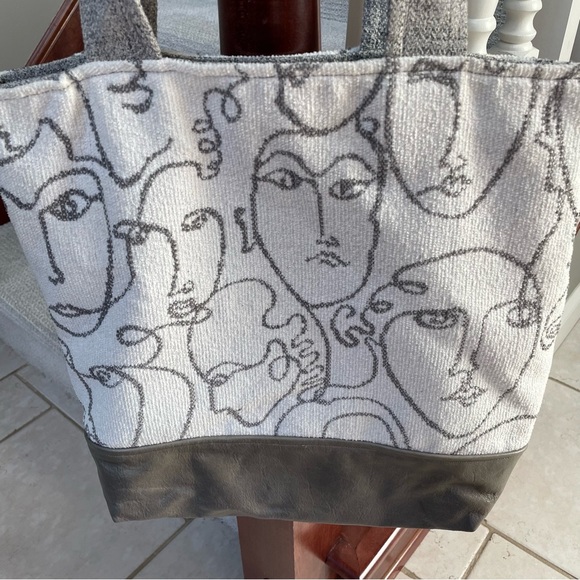 Unique “Faces” Lined 3 Pocket Coin Purse Faux Leather Tote Shopping Bag Artsy - Picture 1 of 12